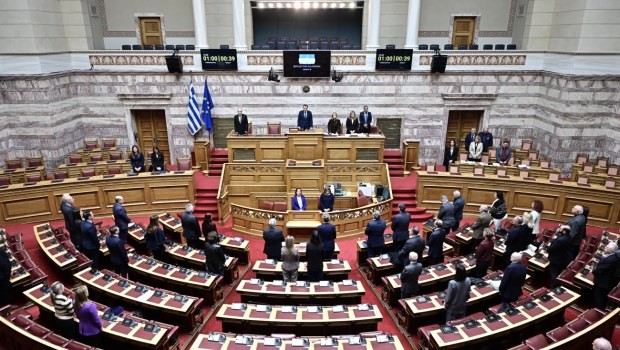 Βουλή: Ενός λεπτού σιγή για τα θύματα της τραγωδίας των Τεμπών