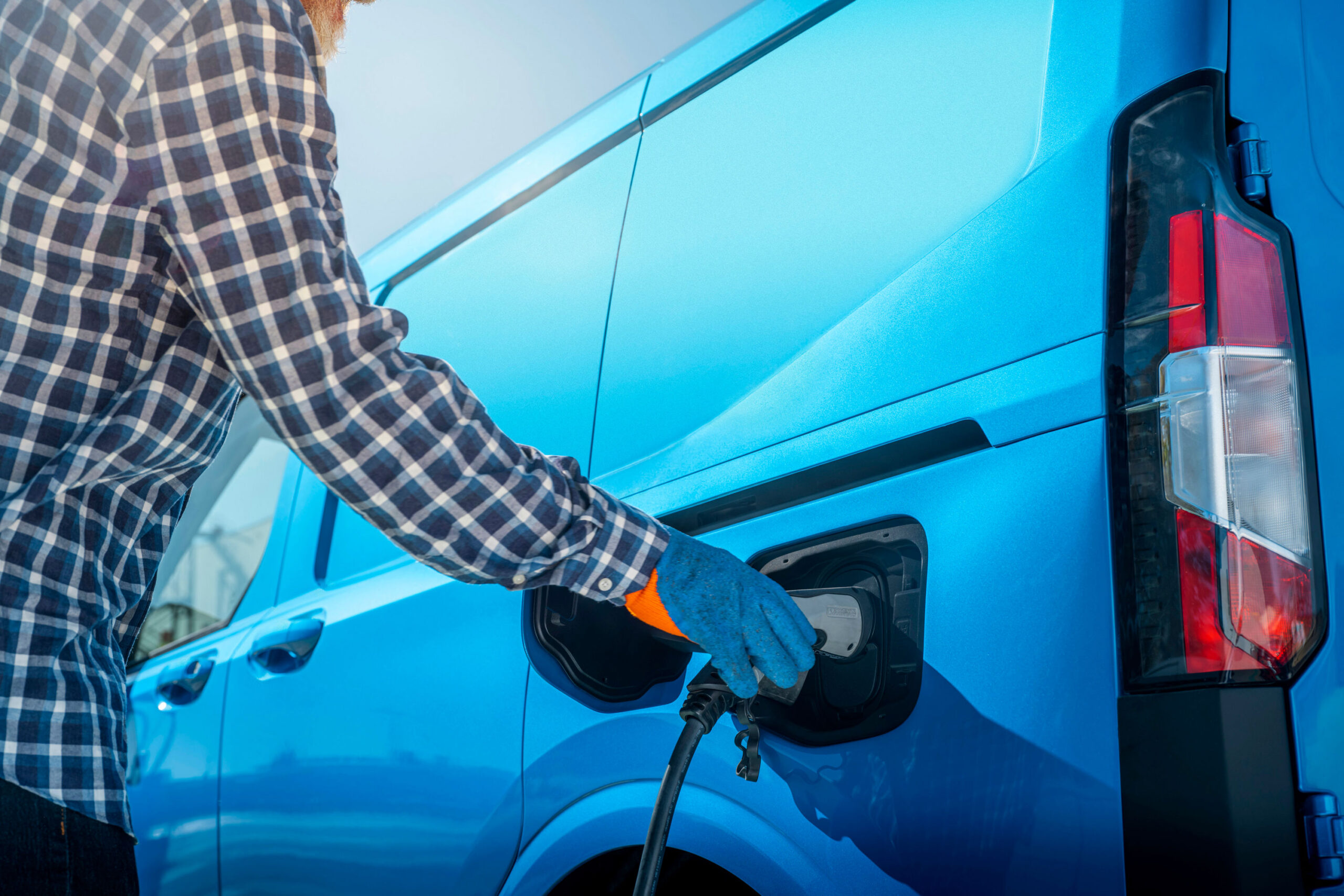 Με μπαταρία 46 kW και αυτονομία 334 χιλιομέτρων αναβαθμίζονται τα Ford E-Transit Courrier