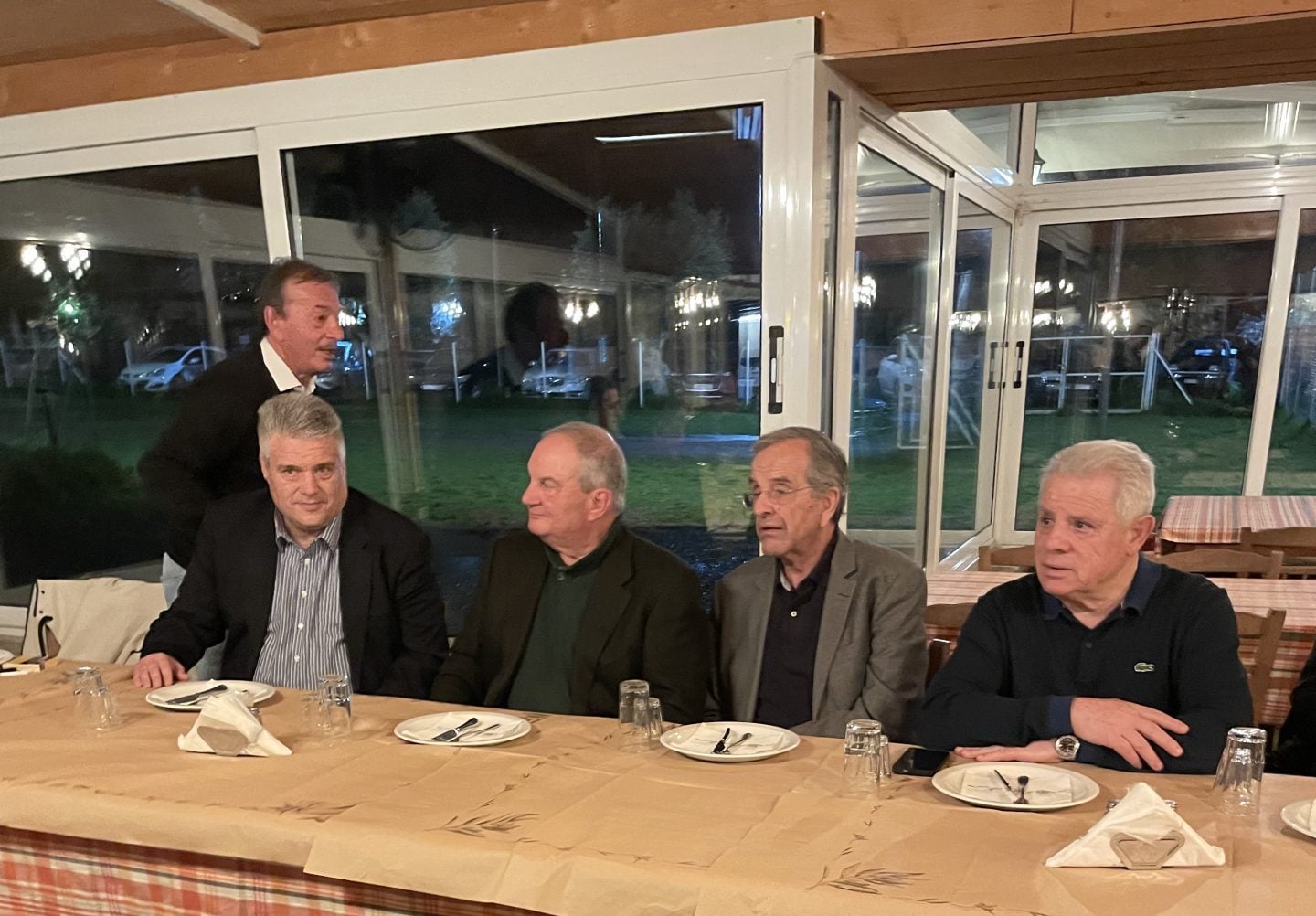 Καραμανλής τιμώμενος, Σαμαράς οικοδεσπότης και στο βάθος Μαξίμου και Καρυστιανού