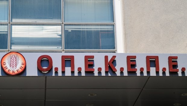 Η ΝΔ βγαίνει λάδι απ' το σκάνδαλο του ΟΠΕΚΕΠΕ και η αύξηση του κατώτατου δεν φθάνει πλέον ούτε για ένα τενεκέ