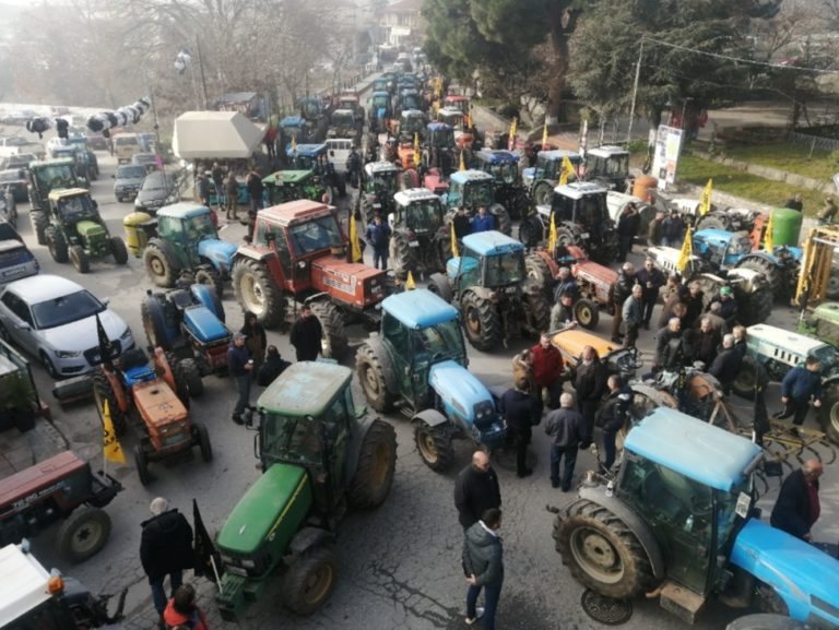 Συλλαλητήριο με τρακτέρ στην Αγιά με αίτημα ένταξης μήλων, αχλαδιών και καστάνων σε πρόγραμμα ad hoc