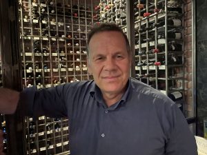 «Των οικιών ημών εμπιπραμένων, ημείς άδομεν» λέει για τα οινοποιεία στην Ελλάδα ο Γιάννης Παπαργυρίου