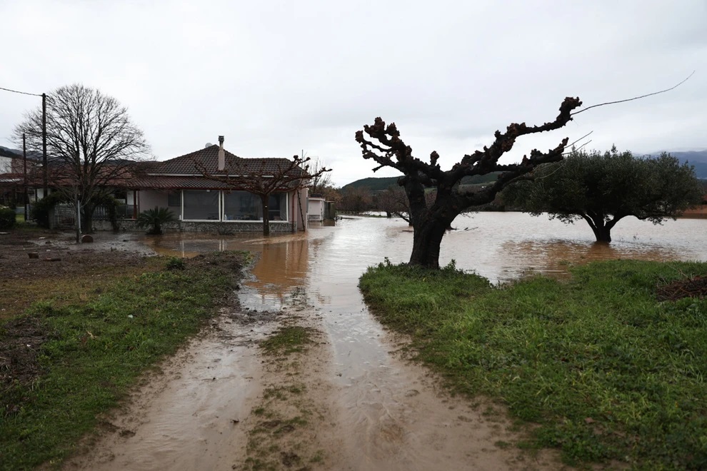 Η θάλασσα βγήκε στη στεριά, πλημμύρισαν σπίτια και καταστήματα – Νέα προειδοποίηση της ΕΜΥ – News.gr