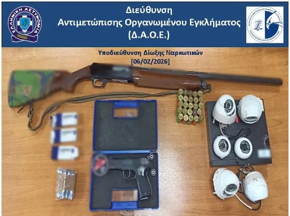 Συνελήφθη 66χρονος με ναρκωτικά, όπλα και πυρομαχικά