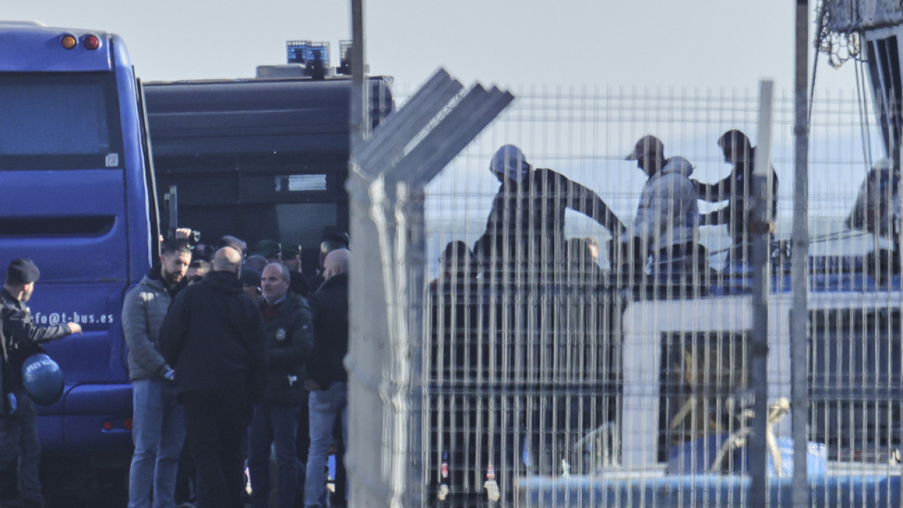 Υπεράκτια κέντρα και ταχείες απελάσεις: Στροφή της ΕΕ στο μεταναστευτικό
