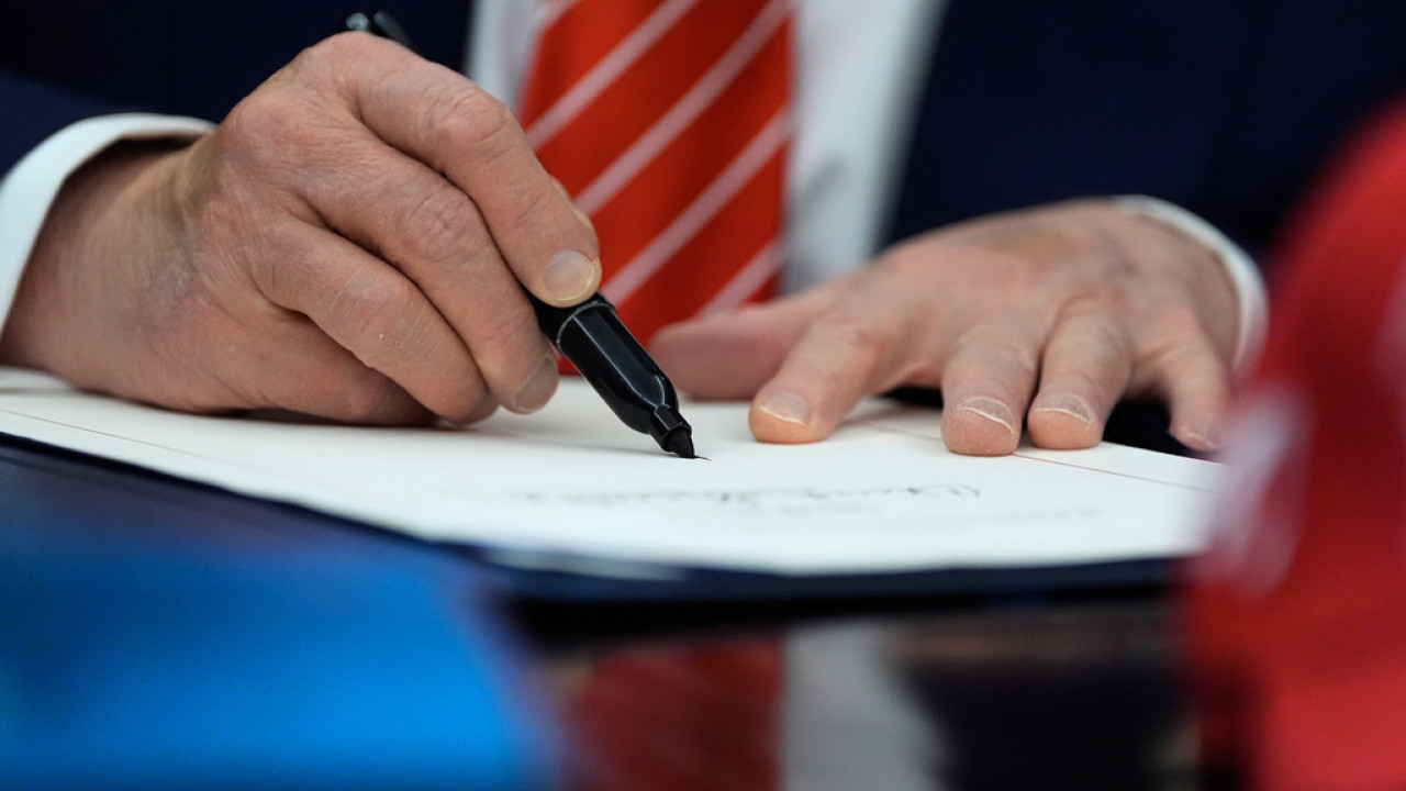 ΗΠΑ: Ο Τραμπ υπέγραψε το νομοσχέδιο που βάζει τέλος στη δημοσιονομική παράλυση