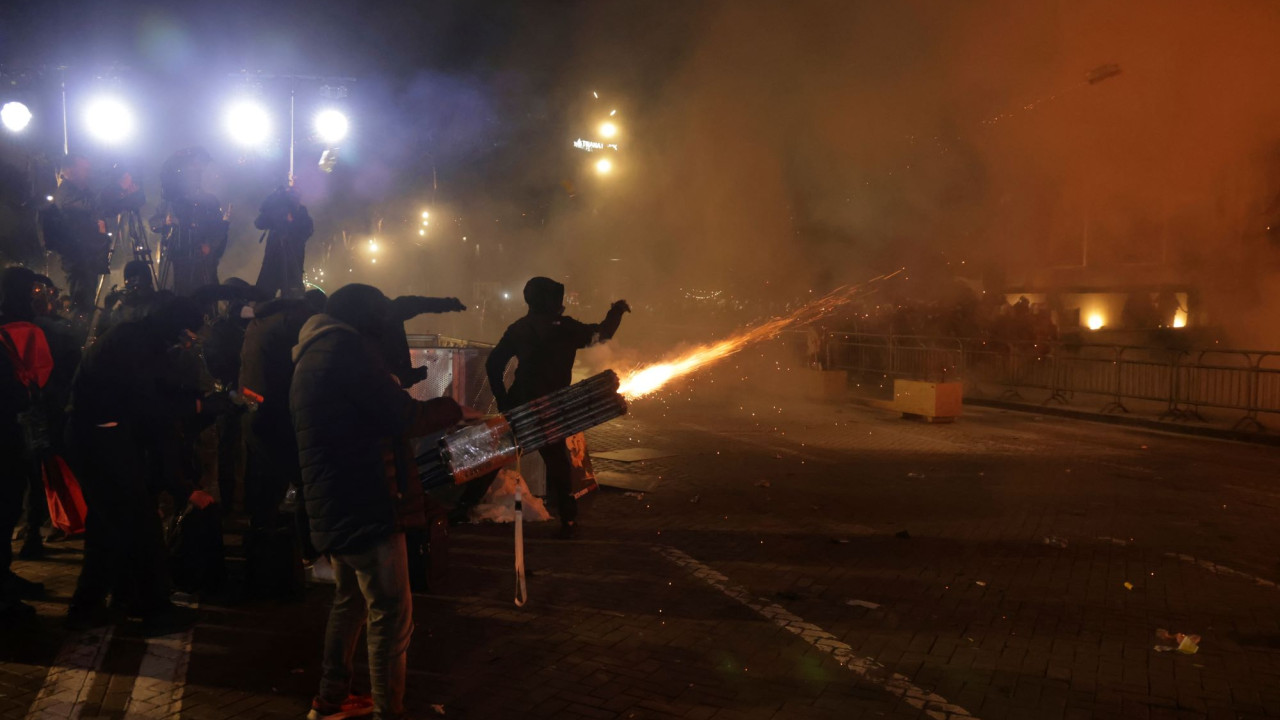 Χάος στην Αλβανία: Διαδηλωτές εκτοξεύουν μολότοφ σε αστυνομικούς