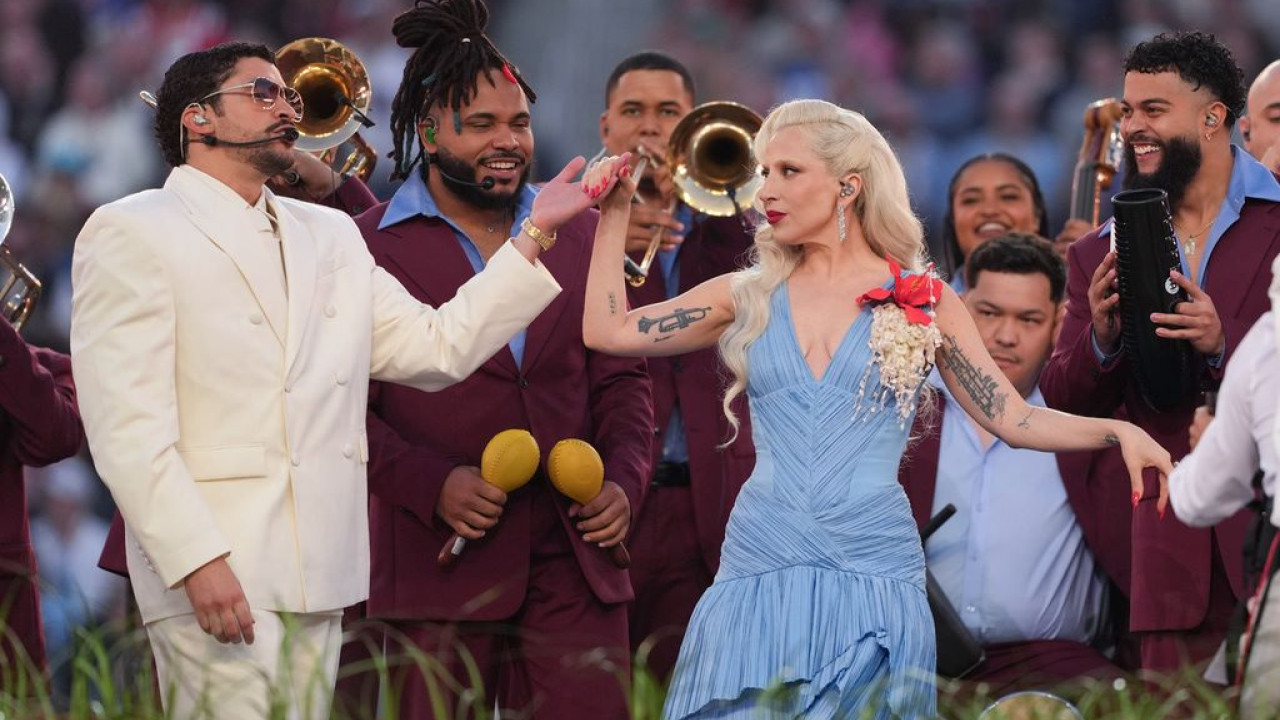 Bad Bunny στο Super Bowl: Όλα τα ηχηρά μηνύματα και οι κρυφοί συμβολισμοί πίσω από την viral εμφάνισή του - Βίντεο