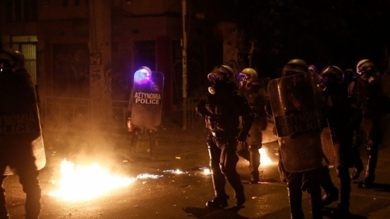 Μολότοφ, ναρκωτικά και κοντάρια βρέθηκαν έξω από το ΑΠΘ μετά τα επεισόδια