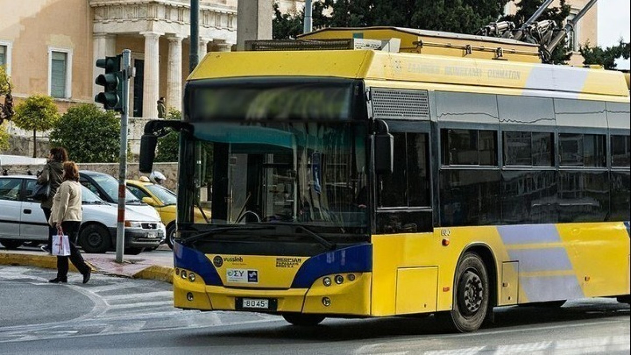Πετράλωνα: Τραυματισμένος οδηγός από τρόλεϊ που έπεσε σε πολυκατοικία