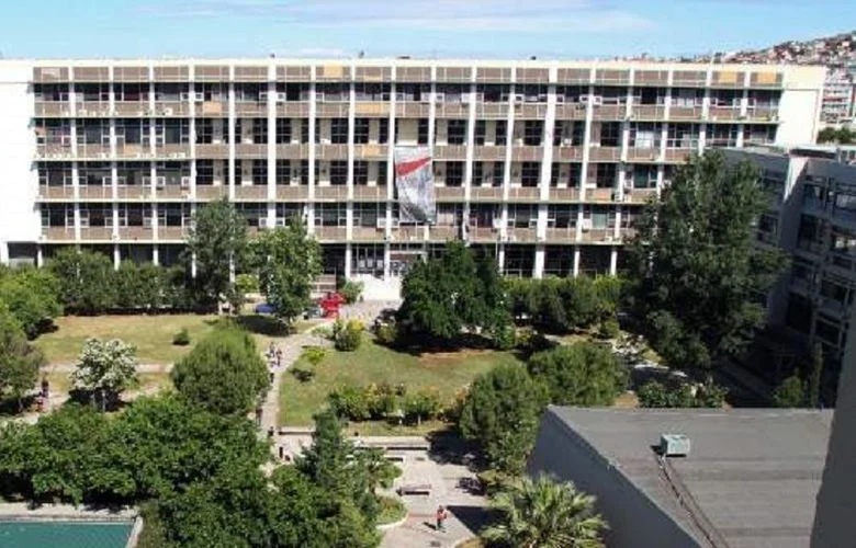 Ένταση και επεισόδια από φοιτητές έξω από το κτίριο της πρυτανείας στο ΑΠΘ – News.gr