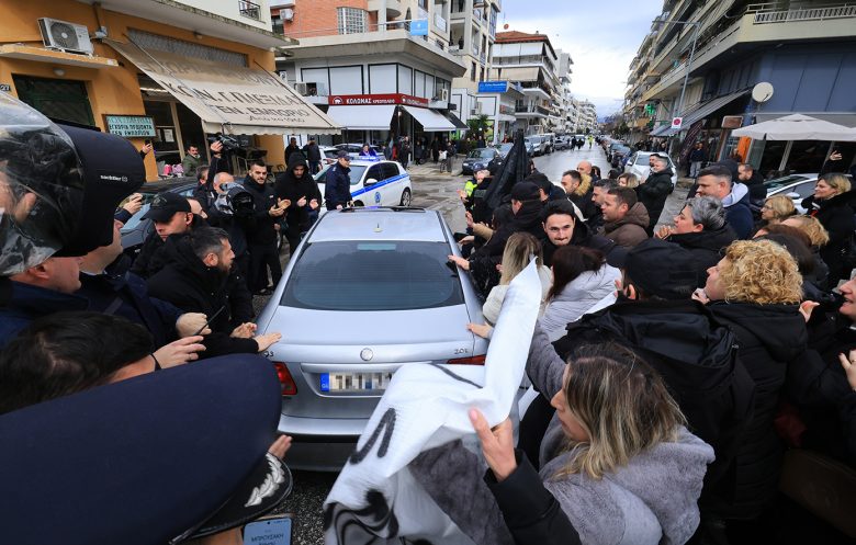 Εργαζόμενοι συμπαραστάθηκαν στον ιδιοκτήτη της «Βιολάντα» έξω απο τα δικαστήρια Τρικάλων – Πήρε προθεσμία για την Τετάρτη