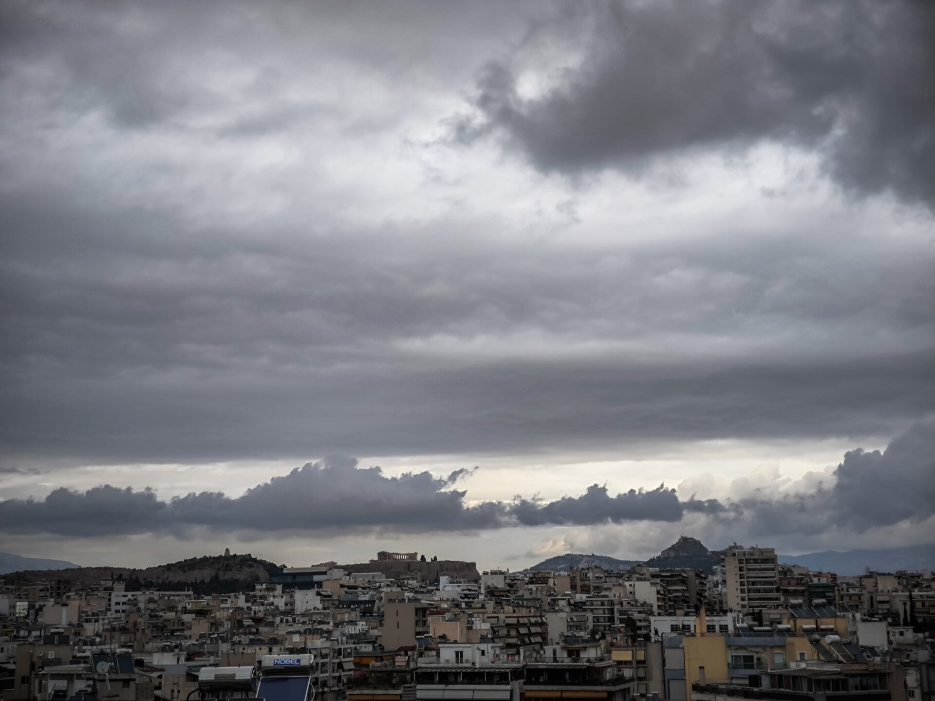 Πού αναμένονται καταιγίδες τις επόμενες ώρες – Ισχυρές βροχές και στην Αττική