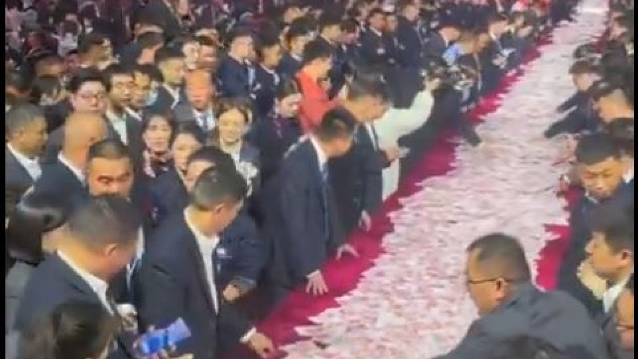 Κινεζική εταιρία μοίρασε το 70% των κερδών της στους εργαζομένους - Απίστευτες εικόνες  