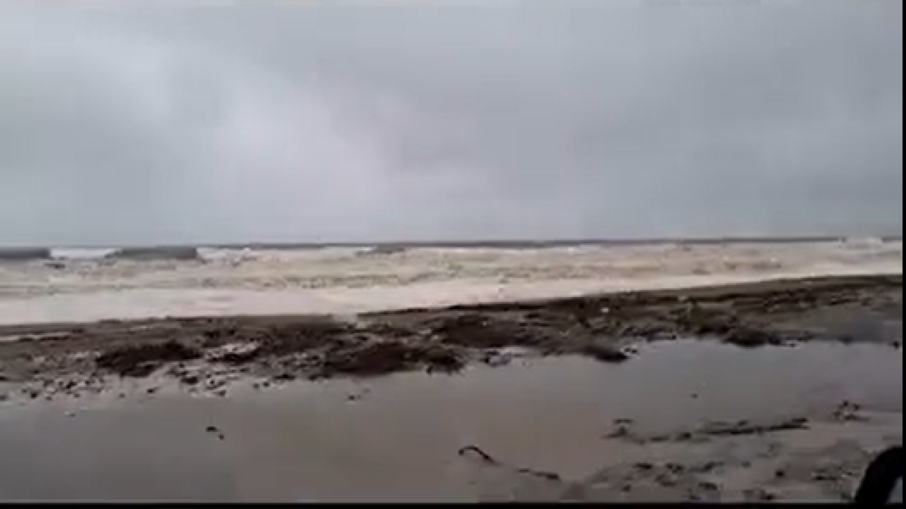 Πλημμύρισε ο Αγιόκαμπος στη Λάρισα: Δρόμοι και θάλασσα έγιναν ένα από ρέμα που υπερχείλισε