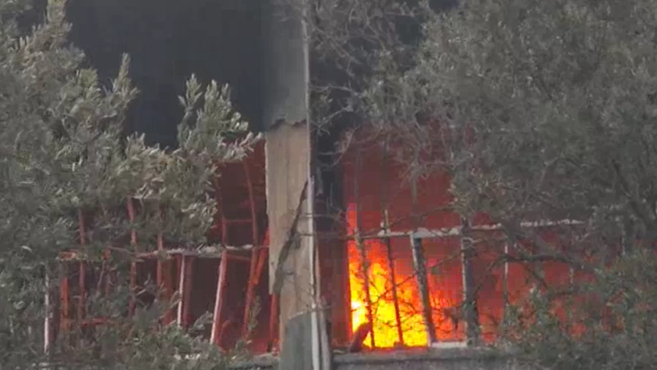 Φωτιά σε επιχείρηση με αθλητικά είδη στα Σπάτα
