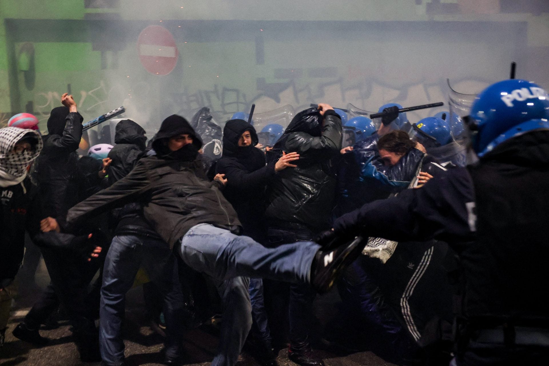 Στο πλευρό της αστυνομίας η Μελόνι μετά τις συγκρούσεις με τους διαδηλωτές