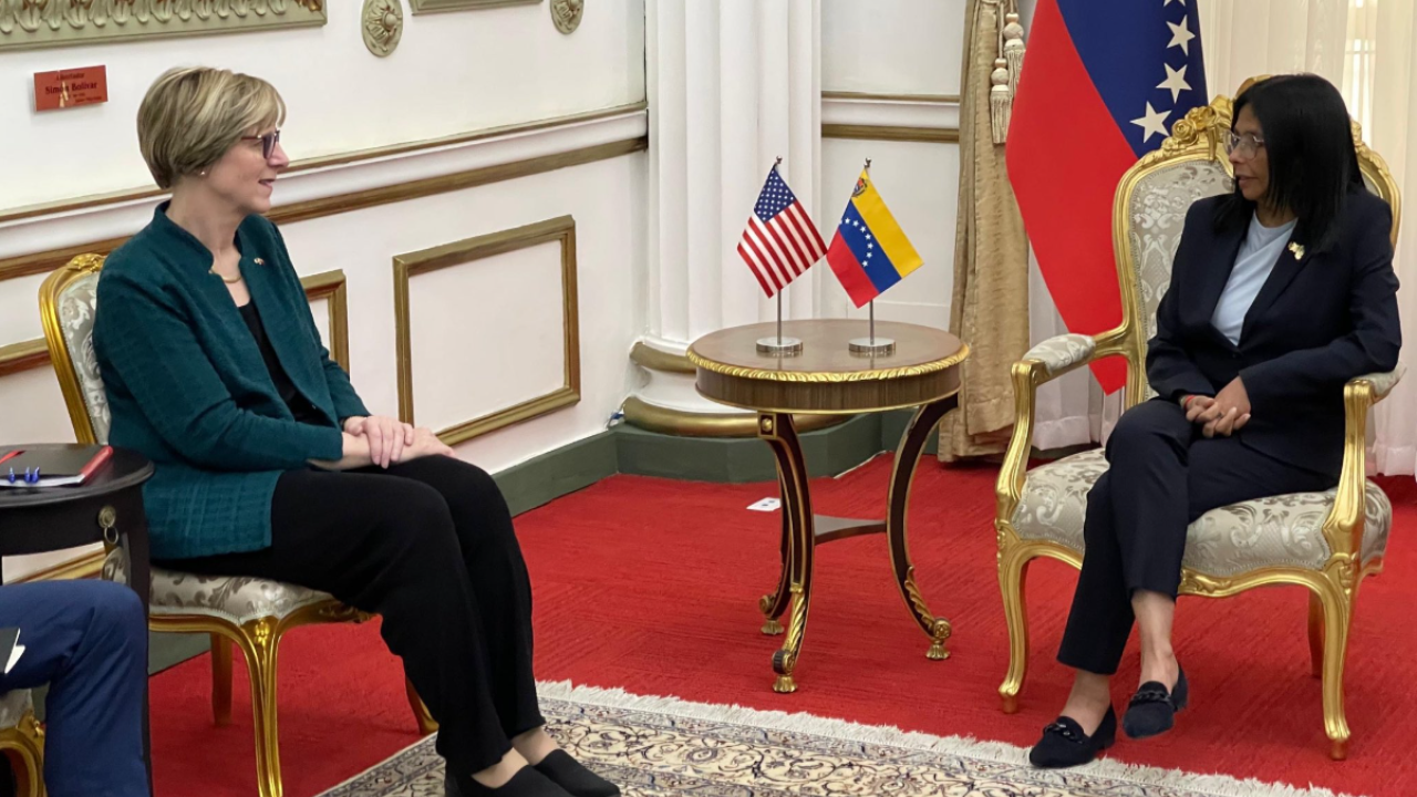 Η προσωρινή πρόεδρος της Βενεζουέλας συναντάται με την επικεφαλής της διπλωματικής αποστολής των ΗΠΑ