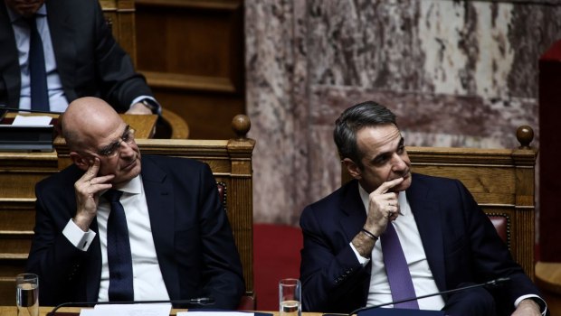 Το χάσμα Μητσοτάκη - Δένδια και η ανοιχτή πια συζήτηση στη ΝΔ για κόμμα που είναι πλέον πιο μικρό από την παράταξη