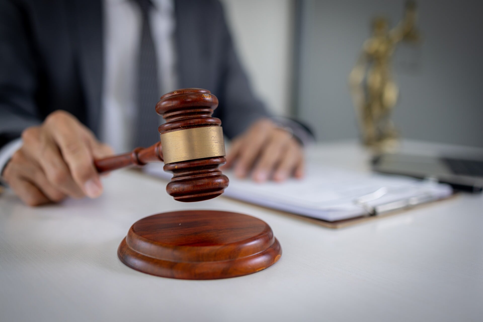 Οι αγωγές για ιατρικές παρεμβάσεις φυλομετάβασης σε ανηλίκους μπορεί να αποδειχθούν εκρηκτικές