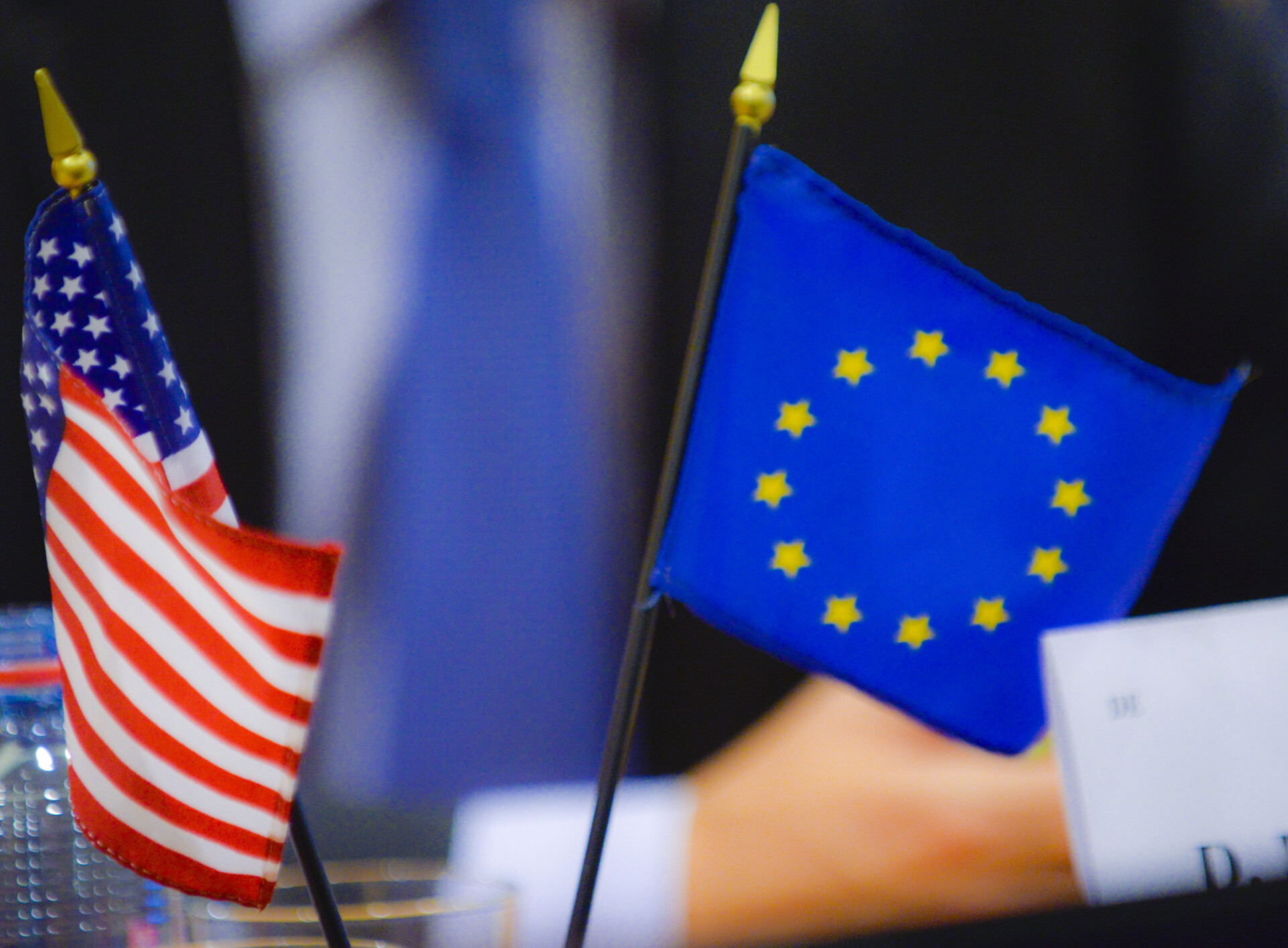 Ρήτρες ασφαλείας στην εμπορική συμφωνία ΕΕ – ΗΠΑ