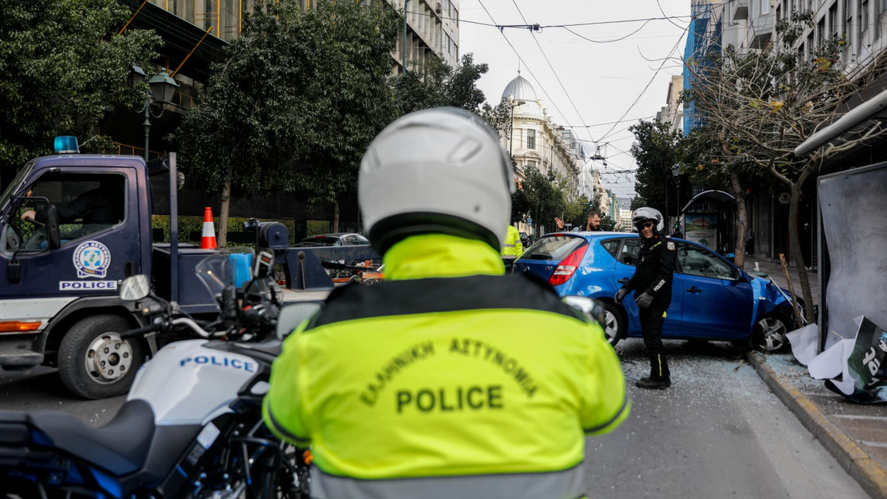 Ομόνοια: Διακοπή της κυκλοφορίας λόγω καθίζησης στην οδό Γερανίου