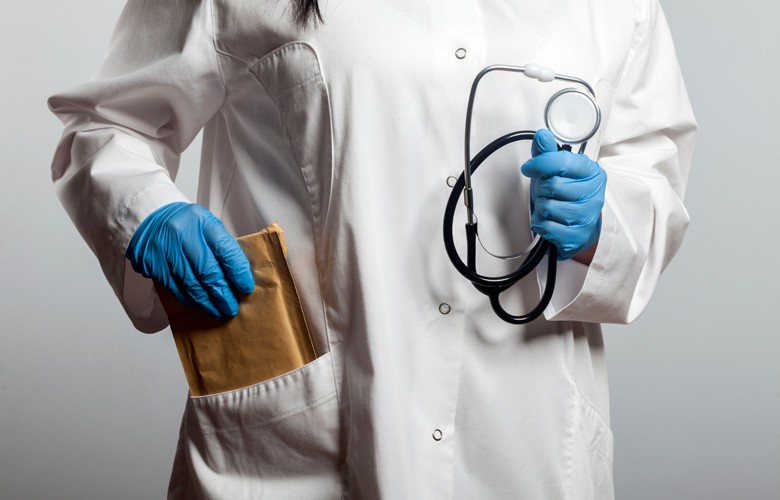 Σε ποινή φυλάκισης τριών ετών και χρηματική ποινή 30.000 ευρώ καταδικάστηκε ο πρώην διευθυντής καρδιοχειρουργικής του Ιπποκράτειου