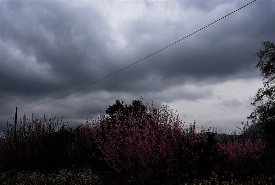 Νεφώσεις και σποραδικές καταιγίδες στις περισσότερες περιοχές της χώρας