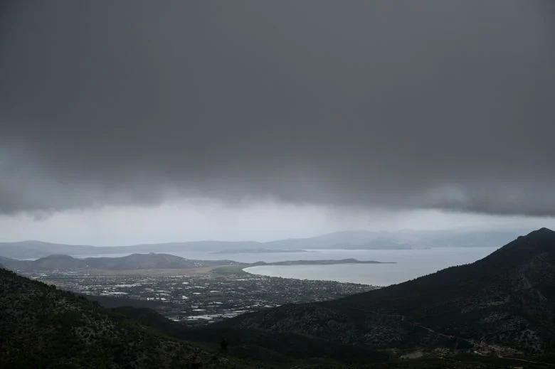 Ισχυρές βροχές, καταιγίδες και πιθανώς κατά τόπους χαλαζοπτώσεις – News.gr