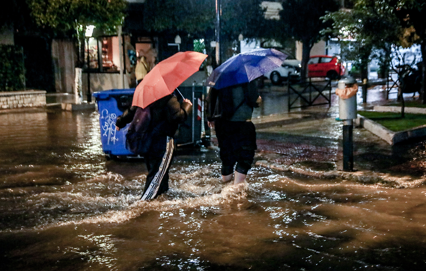 Τσίκνισμα με βροχές και καταιγίδες στο μεγαλύτερο μέρος της χώρας – News.gr