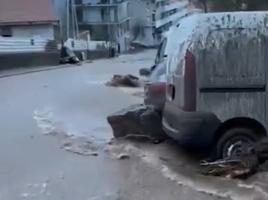 Νεκρός ένας πυροσβέστης από τις πλημμύρες στην Πορτογαλία, νέες ισχυρές βροχοπτώσεις και στην Ισπανία