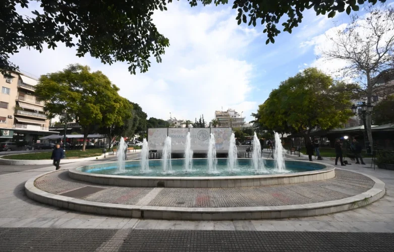 Τουλάχιστον 10 λεπτά έμεινε μέσα στο συντριβάνι το κοριτσάκι στην Καλλιθέα – «Μάχη» για να κρατηθεί στη ζωή