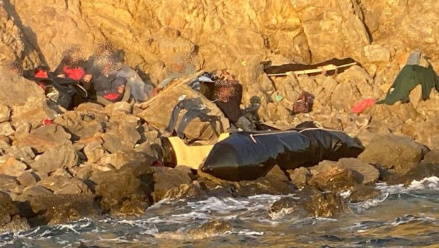 15 απεγνωσμένοι άνθρωποι νεκροί και η (αντι)μεταναστευτική πολιτική των Πλεύρηδων στρώνει το χαλί στων ακροδεξιών το «Αλτ! Τις ει;’»