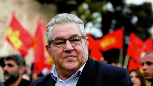 Κουτσούμπας: Επιστολή σε Κακλαμάνη για τις φωτογραφίες - ντοκουμέντα με τους 200 της Καισαριανής