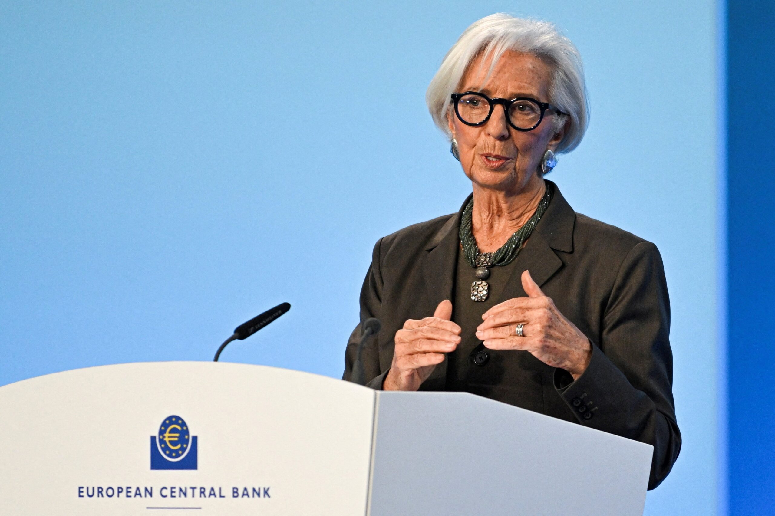 Διαψεύδει τα σενάρια πρόωρης αποχώρησης από ΕΚΤ η Λαγκάρντ