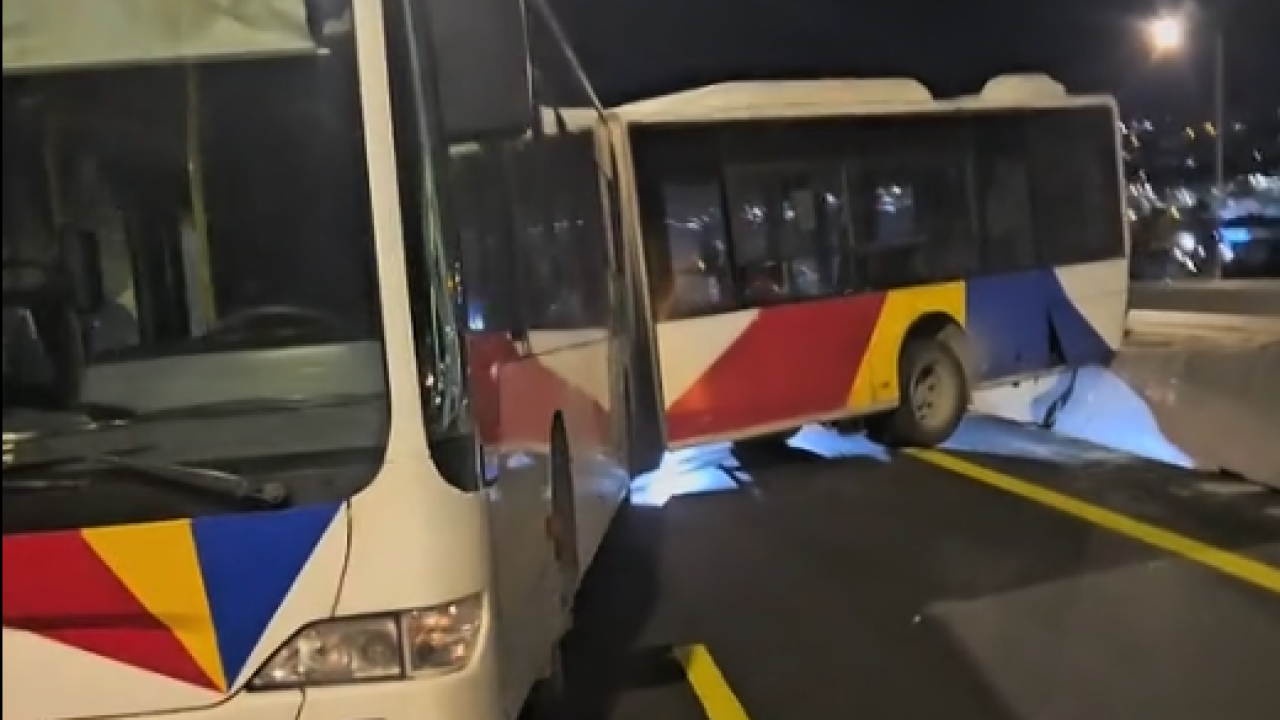 Δίπλωσε αστικό λεωφορείο στον Περιφερειακό της Θεσσαλονίκης – Δείτε βίντεο