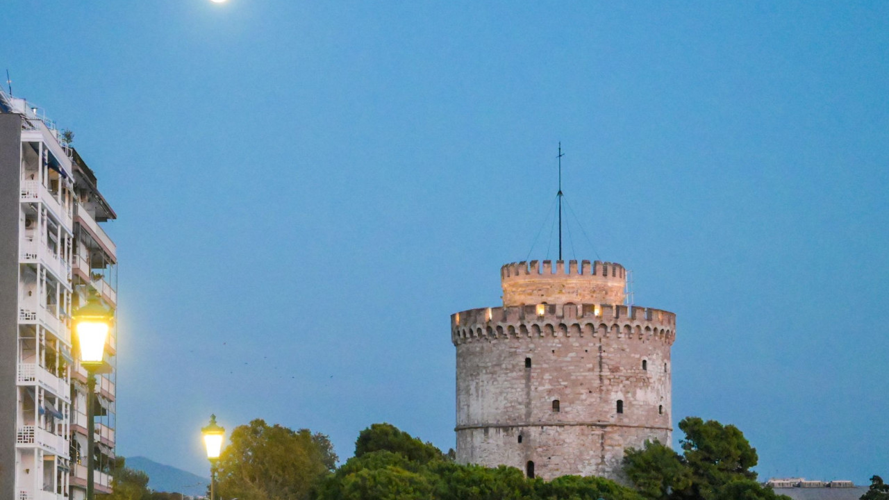 Δύο σκάφη καθαρίζουν τον Θερμαϊκό από τόνους φερτών υλικών και σκουπιδιών