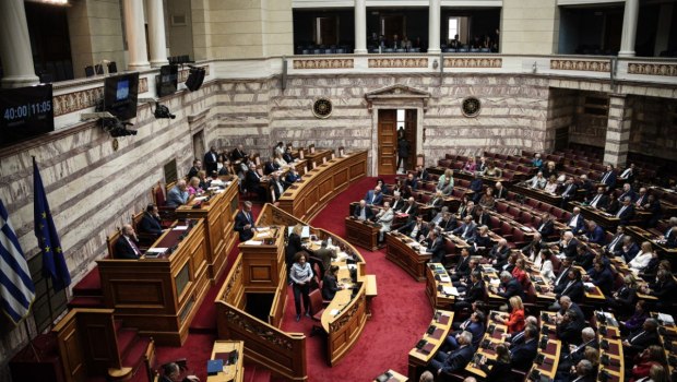 Βουλή: Ψηφίστηκε το νομοσχέδιο για τη «νόμιμη μετανάστευση»