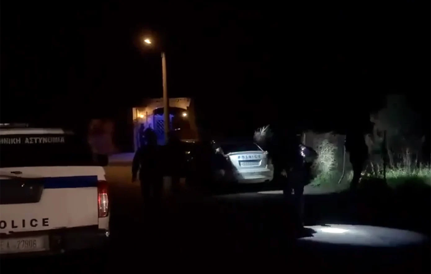 Συνελήφθη ο Χρήστος Μαυρίκης που είχε ταμπουρωθεί στο σπίτι του και πυροβόλησε στον αέρα στα Σπάτα – Θρίλερ για έξι ώρες