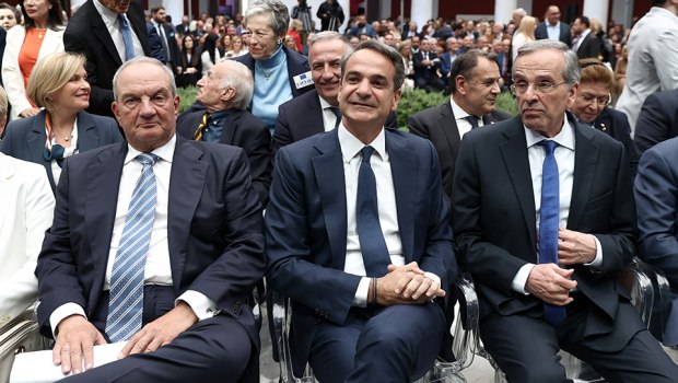 Μαξίμου: Με αμηχανία απέναντι στην κριτική Καραμανλή - Σαμαρά, αναμετριέται με τη «λαϊκή ψυχή» της παράταξης