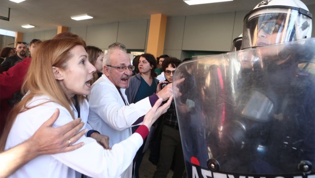Κόντρες στη Βουλή για τα επεισόδια στη Νίκαια: «Ο Γεωργιάδης θέλει να κάνει στημένες φιέστες με τις δυνάμεις καταστολής»