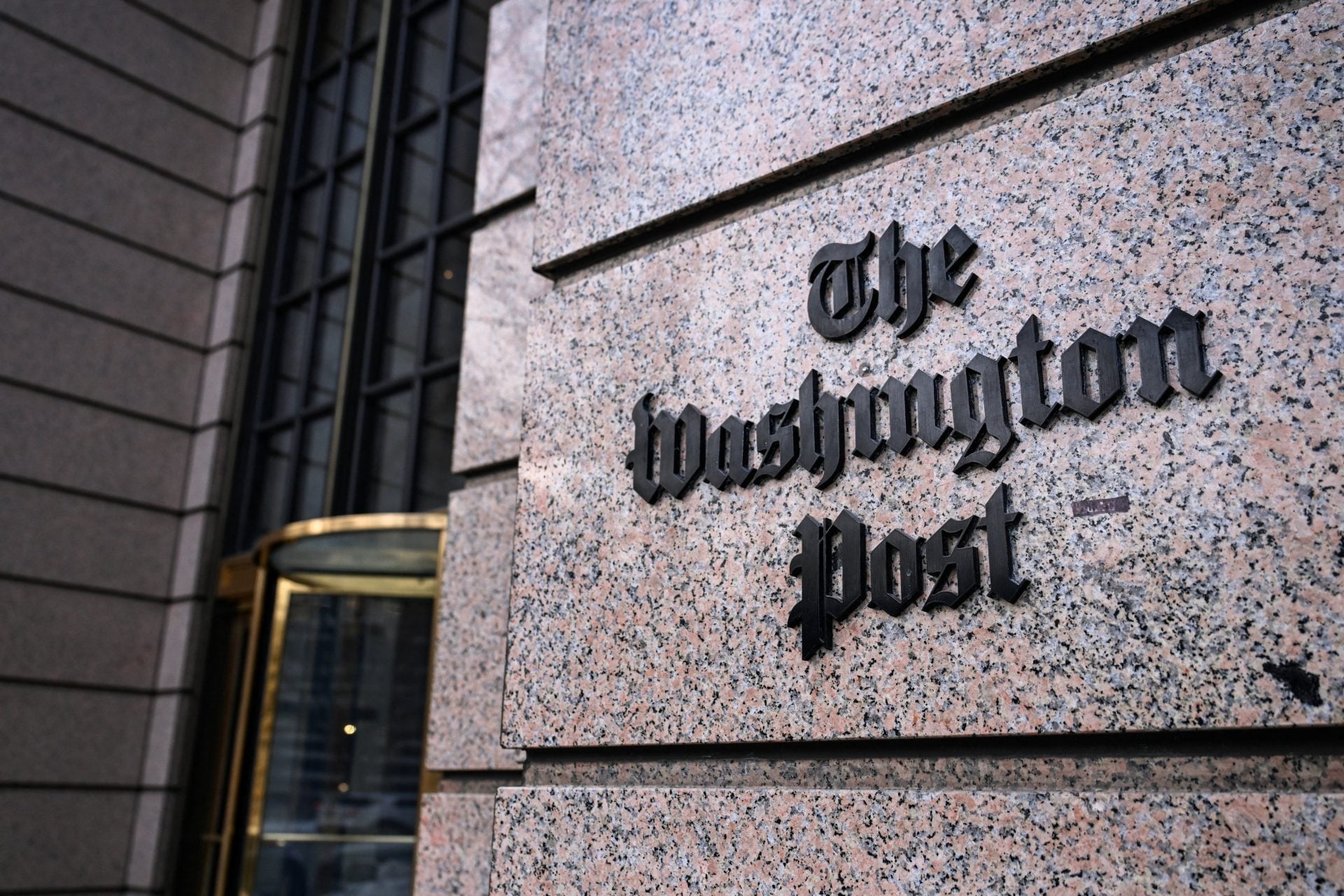 NYT: Η Washington Post απολύει εκατοντάδες δημοσιογράφους