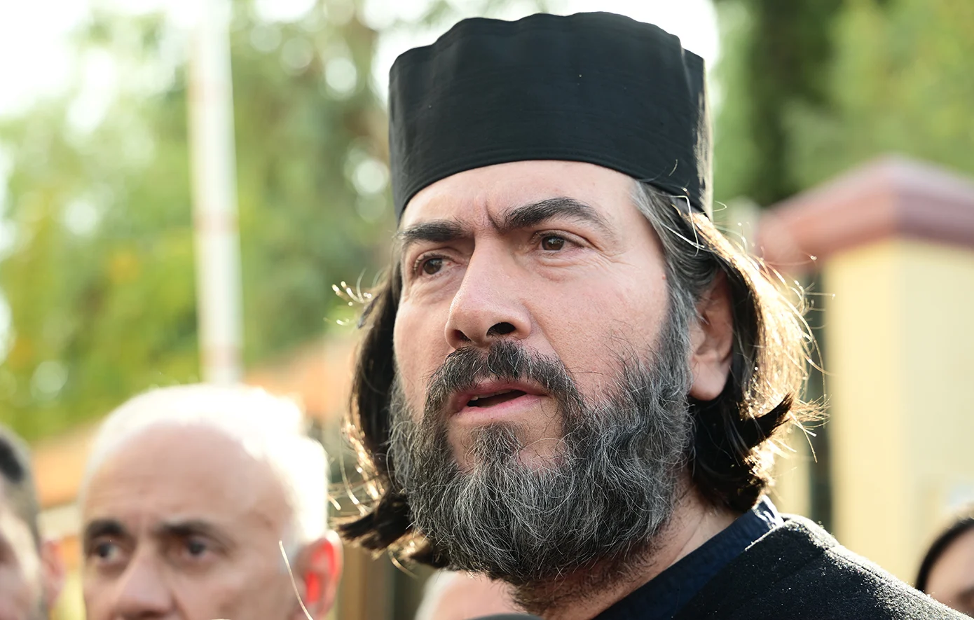 Ένοχος και στο Εφετείο ο πατέρας Αντώνιος και τέσσερις συνεργάτες του για κακοποιητικές συμπεριφορές – News.gr