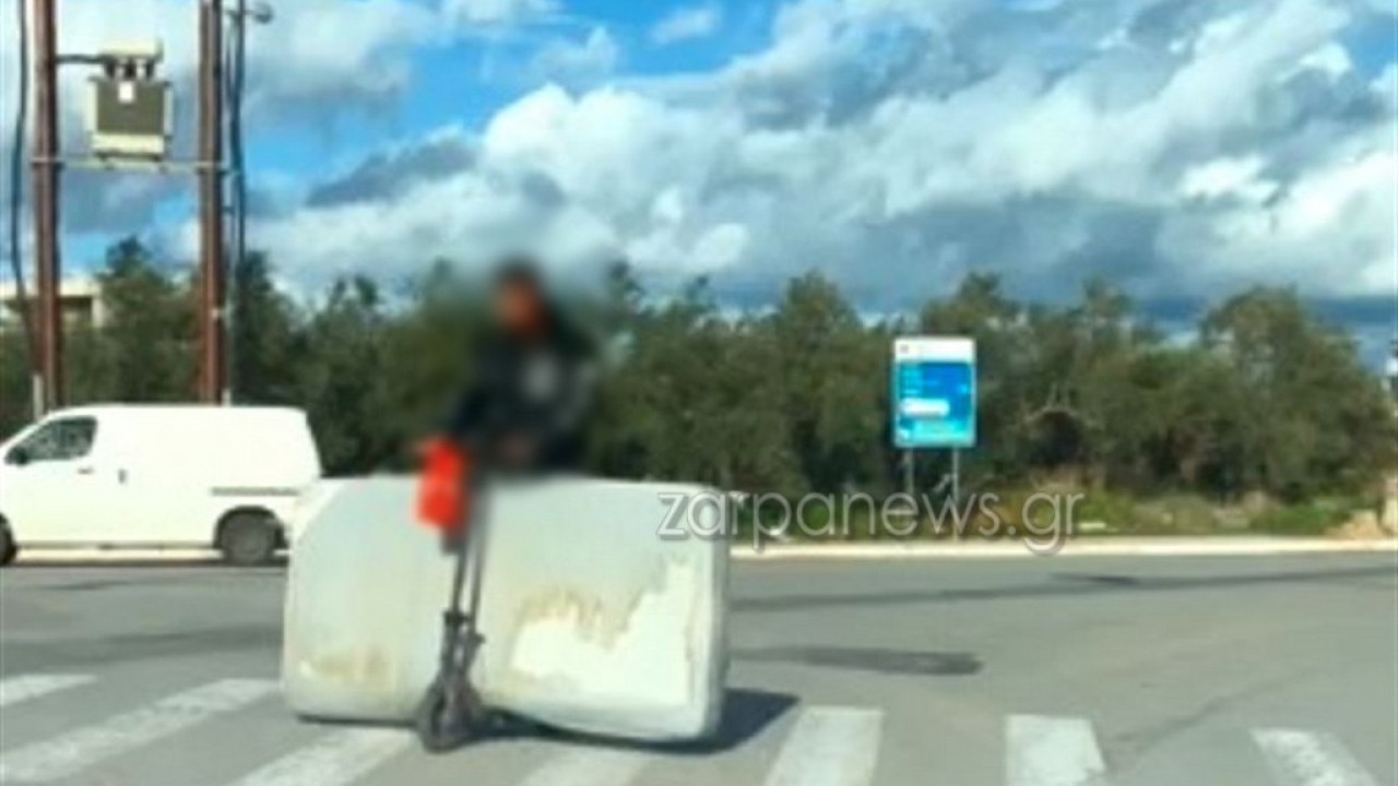 «Επικίνδυνη αποστολή» στα Χανιά: Φόρτωσε στρώμα πάνω σε πατίνι (Βίντεο)