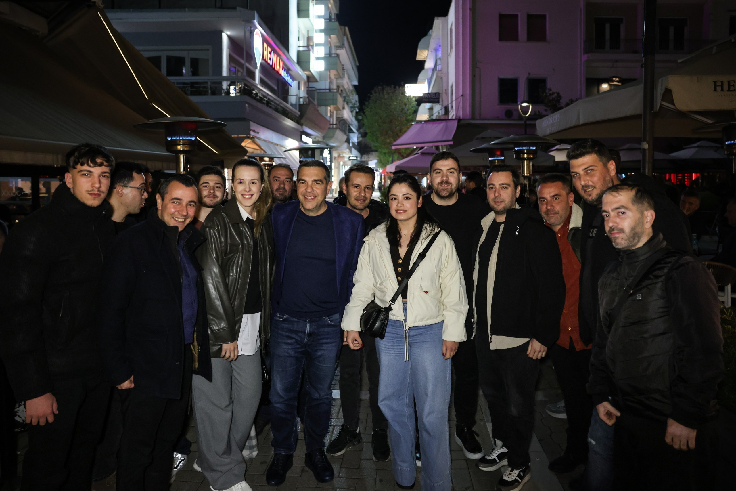 Αλέξη, «ανακοίνωσε το από τη Λάρισα τώρα, τρέλανέ μας!»