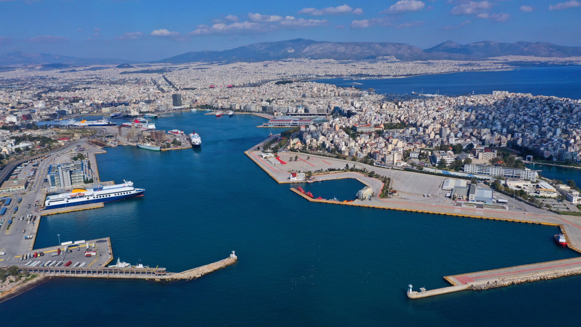 Piraeus port reflects cargo flows from Asia to Europe