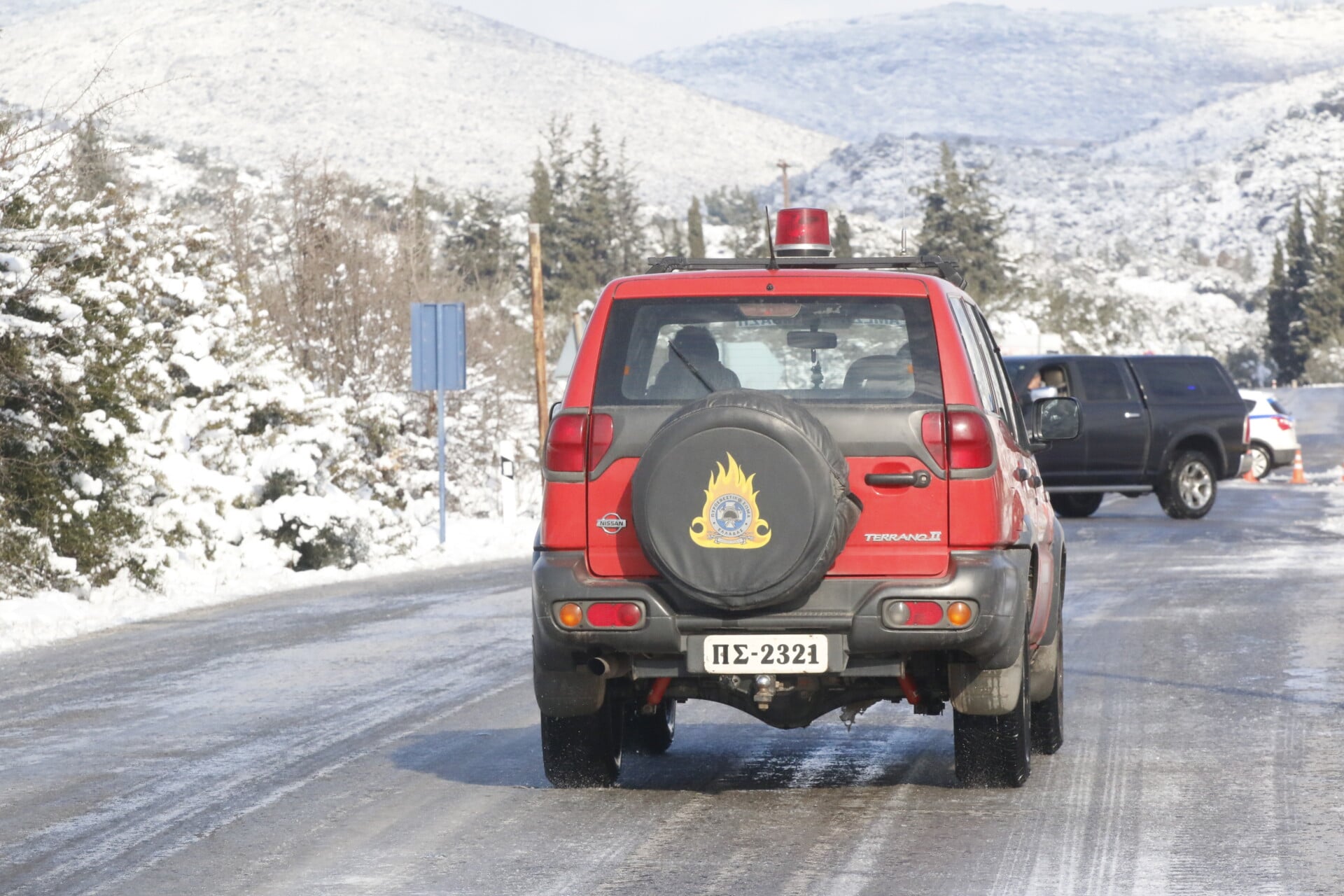 Απεγκλωβίστηκαν μετά από επιχείρηση θρίλερ οι επιβάτες περίπου 40 οχημάτων και ενός λεωφορείου