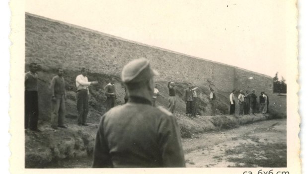 Οι ήρωες της Καισαριανής αποκτούν πρόσωπο και τρομάζουν τους δωσίλογους της νέας εποχής