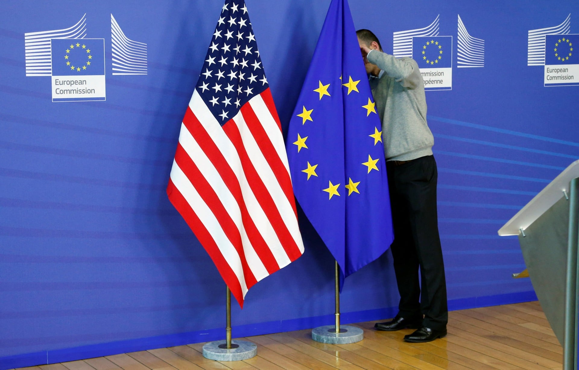 Τι πρέπει να κάνει η ΕΕ για να γίνει λιγότερο εξαρτημένη από την Κίνα και τις ΗΠΑ