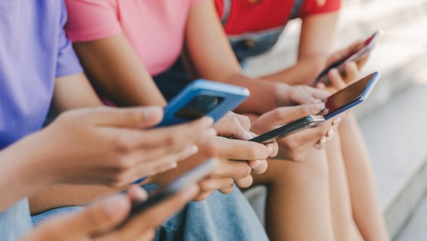 Όλο και πιο κοντά η απαγόρευση των social media σε ανηλίκους - Πώς θα γίνεται η ταυτοποίηση